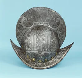 Un morrión de peine, grabado con cabezas de querubines, esfinges y caballos alados, el centro con un guerrero pseudo clásico en armadura contemporánea con espada y escudo