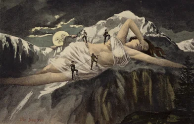 Una mujer desnuda en una ladera siendo escalada por montañistas mientras la luna observa (collage)