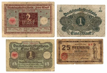 Un billete de dos marcos, dos billetes de un marco y un billete de veinticinco pfennig, 1920-21