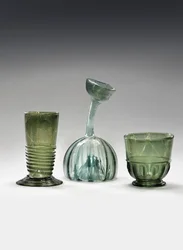 Un vaso Waldglas, un strangenglas y un kuttrolf