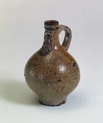 Botella de vino Bartmannkrug o Bellarmine decorada con una máscara de cara con barba aplicada, Alemania, c.1630-40