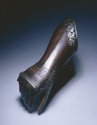 Guantelete negro y blanco hasta el codo para la mano derecha, c.1570