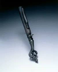 Llave de rueda combinada y medida de pólvora, c.1625-50