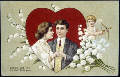 Pareja de amantes en un corazón rodeado de lirios del valle y Cupido (Eros) - postal alemana, siglo XX