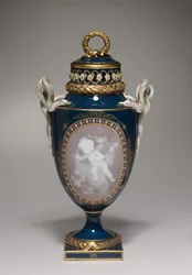 Jarrón cubierto, hecho por la Fábrica de Porcelana de Meissen, Alemania, 1881
