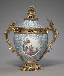 Jarrón cubierto, fabricado por la Fábrica de Porcelana de Meissen, Alemania, 1749