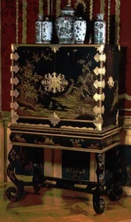 Gabinete decorado sobre soporte, atribuido a Gerard Dagly, maestro de laca de Berlín conocido como copista oriental, c.1700
