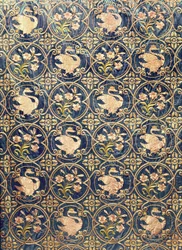 Detalle de una cortina decorada con cisnes y flores de lis