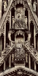 Detalle de la Virgen y el Niño, del frontón sobre el portal central en la fachada oeste, comenzado en 1277