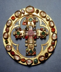 Cruz de oro y piedras de fabricación alemana
