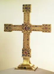 Cruz Imperial del Sacro Imperio Romano hecha de roble cubierta con placas de oro y decorada con perlas y piedras preciosas, Alemania Occidental, 1024-25