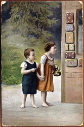 Postal que representa a Hansel y Gretel frente a la casa de jengibre