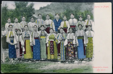 Postal que representa el traje tradicional rumano en la región de Arges, c.1900-10