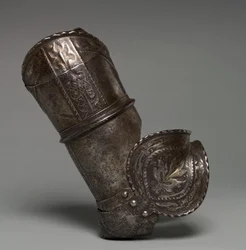 Elementos del brazo derecho de una armadura de niño