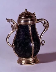 Jarra montada en plata dorada