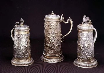 Jarra cilíndrica de plata dorada por Paul Hubner, Augsburgo 1590; jarra cilíndrica de plata dorada por Tobias Kramer, Augsburgo 1620; jarra cilíndrica de plata dorada parcial por Paul Hubner, Augsburgo 1590, siglos XVI-XVII