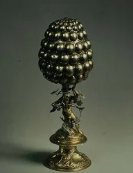 Centro de mesa en forma de piña sostenida por un hombre barbudo, Augsburgo