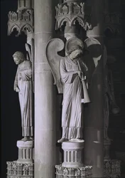 El Pilar de los Ángeles, en el transepto sur, c.1230