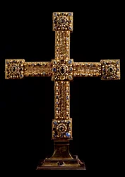 La Cruz del Imperio (Reichskreuz) hecha de oro, piedras y perlas por la manufactura alemana. Principios del siglo XI Dim. 71x77 cm Viena, Kunsthistorisches Museum - La Cruz del Sacro Imperio Romano (Reichskreuz) recubierta con pan de oro y decorada con g