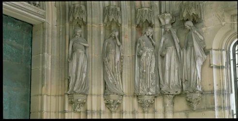 Las cinco vírgenes necias, figuras de jamba del Portal del Paraíso, figuras talladas c.1250, pórtico construido c.1350
