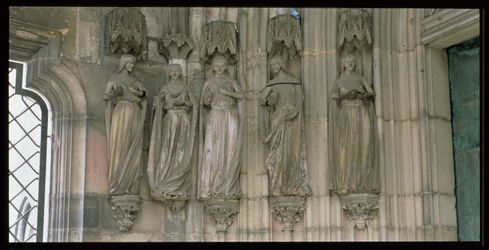 Las cinco vírgenes prudentes, figuras de jamba del Portal del Paraíso, figuras talladas c.1250, pórtico construido c.1350