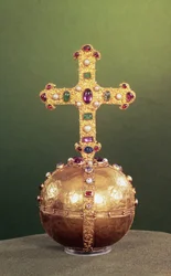 El orbe imperial de los emperadores del Sacro Imperio Romano, Alemania occidental, finales del siglo XII (masa resinosa recubierta de lámina de oro, decorada con perlas)