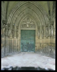 El Portal del Paraíso: Las cinco vírgenes prudentes y las cinco vírgenes necias, figuras de jamba talladas c.1250, pórtico construido c.1350
