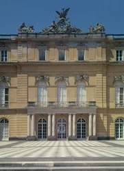 El patio de mármol, diseñado por Georg Carl Heinrich von Dollmann