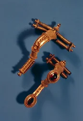 Dos broches curvos, de Hassleben, Turingia (oro y gemas)