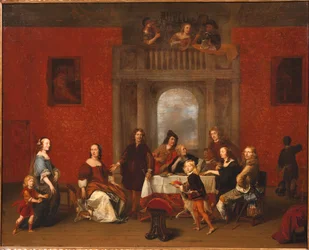 Retrato de grupo de una familia en un interior elegante