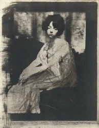 [Mujer sentada]