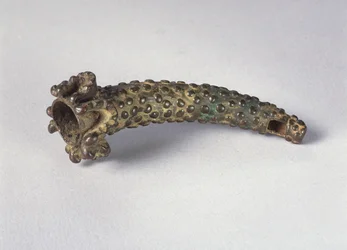 Cuerno soplado lateral con cubierta de piel de raya y accesorio de mandíbula humana