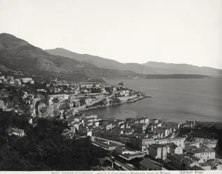 Vista de Condamine y Montecarlo, dos ciudades pobladas con vista al mar. La fotografía fue tomada desde Mónaco