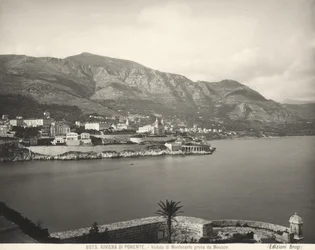 Vista de Montecarlo, complejo con vista al Mar de Liguria. Los Alpes Marítimos se elevan en el fondo. La fotografía fue tomada desde Mónaco