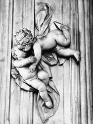 Putti besándose