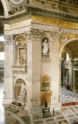 Decoraciones en el primer pilar a la derecha, uno de los cuatro pilares que sostienen la cúpula de la Basílica de San Pedro, Roma, Ciudad del Vaticano