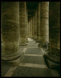 Vista dentro de la columnata