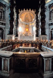 Vista del dosel del altar mayor diseñado por Gian Lorenzo Bernini, Basílica de San Pedro en Roma, Italia.