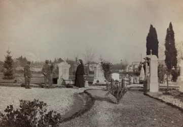 Álbum "Imágenes de la Guerra II": soldados y Cruz Roja visitando el cementerio de Gradisca