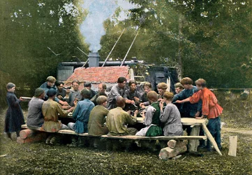 Cantina de trabajadores en un pueblo, Rusia, c1890
