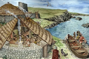 Prehistoria: reconstitución de la vida cotidiana en la Edad de Hierro, una familia en un broch, vivienda fortificada construida en Escocia, probable ascendencia de los fuertes, representada en una sección, las mujeres cocinan, los hombres salen en barco pa