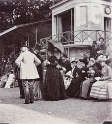 Espectadores en las gradas controlan el resultado de una carrera en el hipódromo del Parque Cascine: J. Halphon, la señorita Serjeaf, la duquesa de Brindisi, la duquesa de Rohorn, la condesa Della Gherardesca, el marqués Bellisomi, Gondi