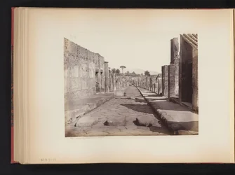 Vista de la Strada della Abbondanza en Pompeya, Italia Strada della Abbondanza. Pompeya (título sobre objeto)