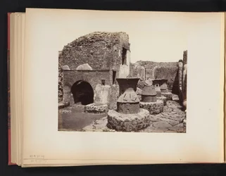 Ruinas de una panadería en Pompeya Casa di fornai Pompei (título sobre objeto)