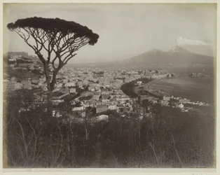 Vista de la ciudad de Nápoles, la bahía y el Vesubio
