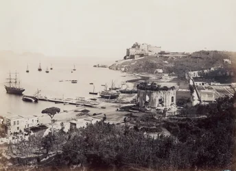 Panorama del pintoresco Golfo de Baia (Nápoles), salpicado de veleros. En primer plano, frente al pequeño muelle, está el Templo de Venus. Al fondo, encaramado en un promontorio, está el Castillo del Virrey del siglo XVI