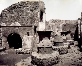 Pompeya: vista de la sala de trabajo de un panadero