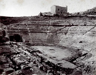 Los restos del Teatro Griego en Siracusa en el Parque Monumental de Neápolis. En primer plano la orquesta semicircular y la cavea