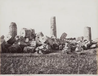 Los restos del Templo de Apolo en Selinunte. Se pueden ver dos figuras masculinas en las columnas derrumbadas