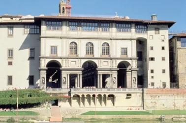 Fachada de la Galería Uffizi en el Arno